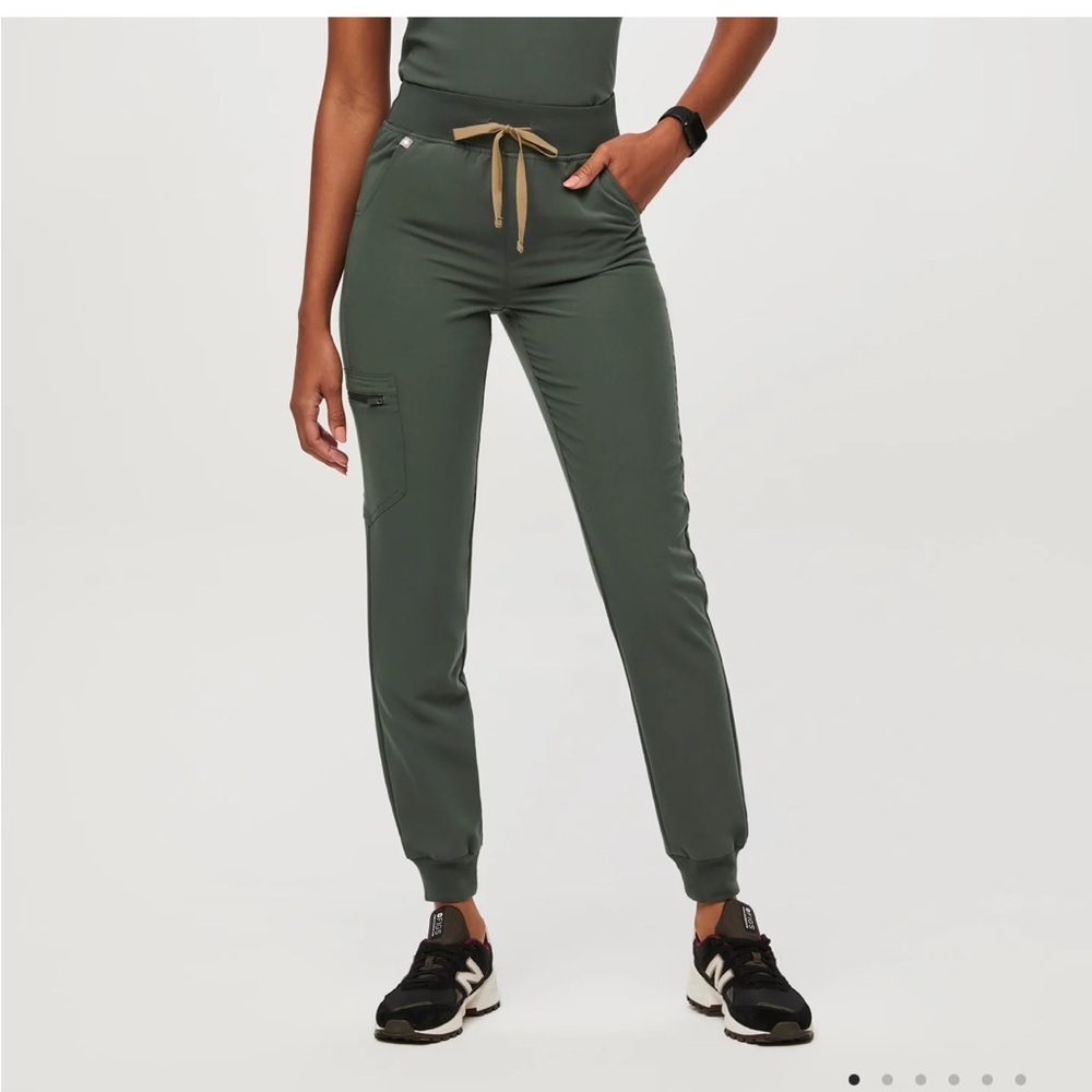 Figs scrub set. Moss color 3 pocket top and joggers. Size small.